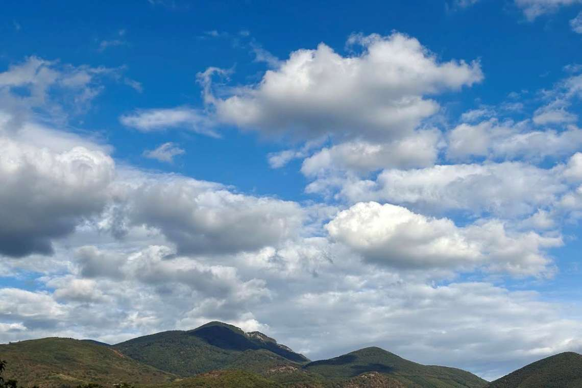 Viaggiare, sotto un cielo di nuvole